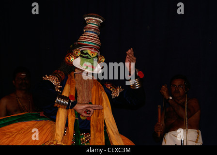 Kathakali klassischer indischer Tanz-Drama Performance auf der Bühne in Tempelfeste in Kerala, Indien Stockfoto