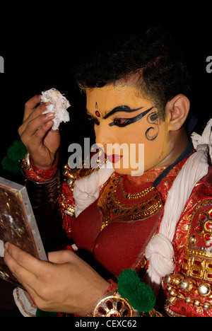 Kathakali Tänzer auf Make-up Zimmer Stockfoto