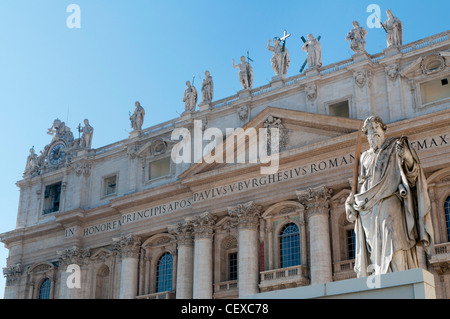 Statue von St. Paul vor der St.-Peters-Basilika von Tadolini im Vatikan, Rom Stockfoto