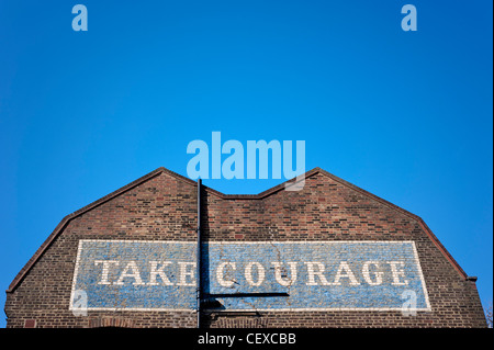 Take Courage Slogan auf einem Old Brewery Building (The Courage & Co. Ltd Brewery) in Southwark London, Großbritannien, in der Nähe des Borough Market Stockfoto