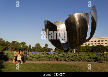 Angebot Generica Metall Blume, Plaza Naciones Unidas, Recoleta, Buenos Aires, Argentinien Stockfoto