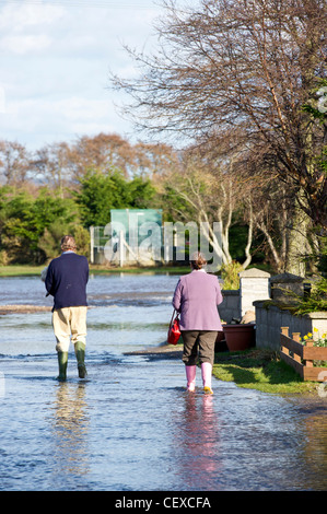 Lokale zu Fuß durch die Flutung des River Spey in Garmouth, Schottland im April 2010 aufgrund starker Schneefälle schmelzen. Stockfoto