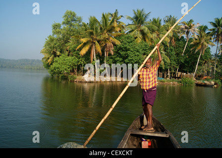 Kerala-Landschaften und traditionellen Kanu Boot Reise durch den "Backwaters". Eine Szene aus Kerala, Indien Stockfoto