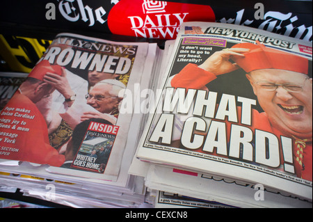 NY Daily News und die New York Post-Zeitungen berichten über die Höhe der Erzbischof Timothy Dolan zum Kardinal. Stockfoto