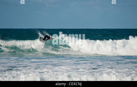 Ein Surfer auf einer Welle Stockfoto
