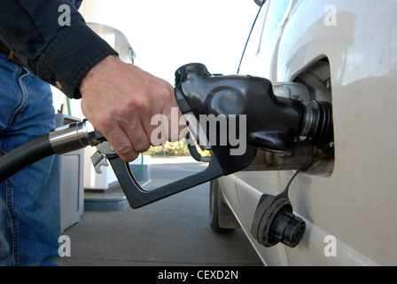 Nahaufnahme der Hand des Kunden in Auto Gas-Tank Kraftstoff Pumpen. Stockfoto