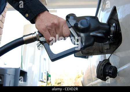 Nahaufnahme der Hand des Kunden in Auto Gas-Tank Kraftstoff Pumpen. Stockfoto