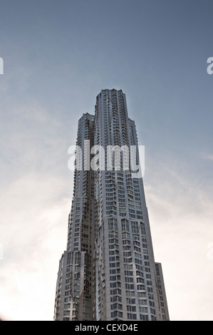 Ein Wohn-Hochhaus von Frank Gehry in Lower Manhattan, NYC, USA, derzeit bekannt als New York von Gehry entworfen. Stockfoto