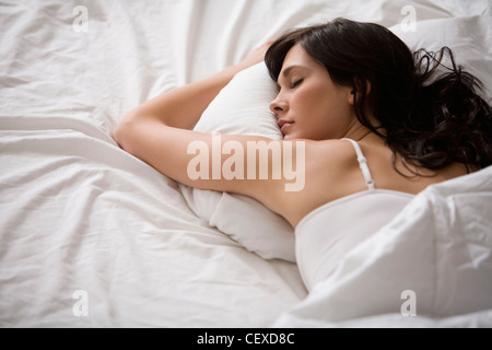 Kaukasische Frau schläft im Bett Stockfoto