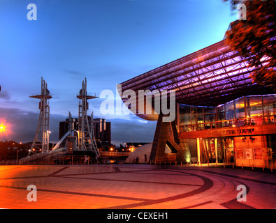 Lowry Centre Salford Quays-Theatre in der Abenddämmerung Stockfoto