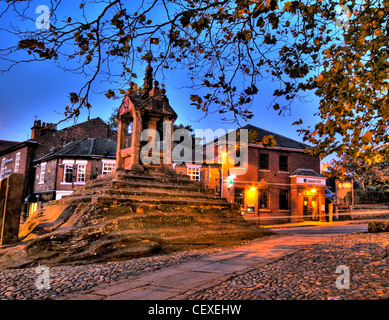 Herbst-Szene in Lymm Cross, Lymm Dorf, Cheshire, England, UK Stockfoto