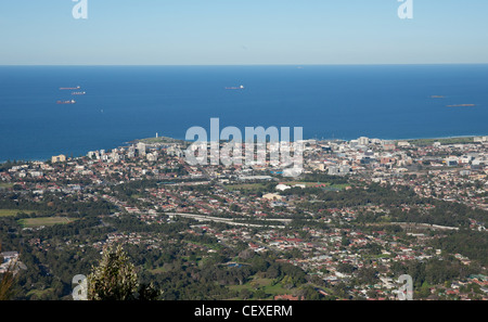 Blick hinunter auf Wollongong Stadt und Vororte Stockfoto