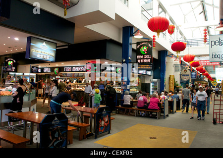 Kunden, die einen Fisch essen in Australien Sydney Fish Market Stockfoto