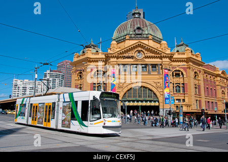 Der City Circle Tram vorbei Flinders Street Station Melbourne Australien Stockfoto