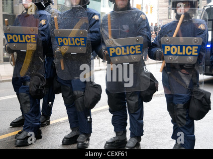 RCMP Bereitschaftspolizei gegenüber Demonstranten mit Schilden und Schlagstöcken auf einer Straße der Innenstadt während der G20-Gipfel im Jahr 2010, Toronto, Ontario, Kanada. Stockfoto