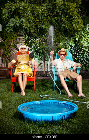 Paar im Hinterhof in der Nähe von kleinen Pool entspannen Stockfoto