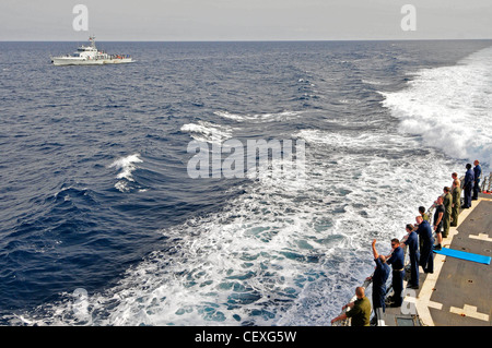 Die Segler der Fregatte USS Simpson mit geführten Raketen bemannen die Schienen, während das Schiff im Rahmen der Africa Partnership Station 2012 am Patrouillenschiff der ghanaischen Marine GNS Blika vorbeisegelt. APS ist eine internationale Initiative zur Zusammenarbeit im Bereich Sicherheit, die von Commander, U.S. Naval Forces Europe-Africa, unterstützt wird. Ziel ist die Stärkung globaler Partnerschaften im Seeverkehr durch Schulungen und gemeinsame Aktivitäten zur Verbesserung der Sicherheit im Seeverkehr in Afrika. Stockfoto