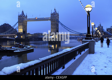 Tower Bridge im Schnee Stockfoto