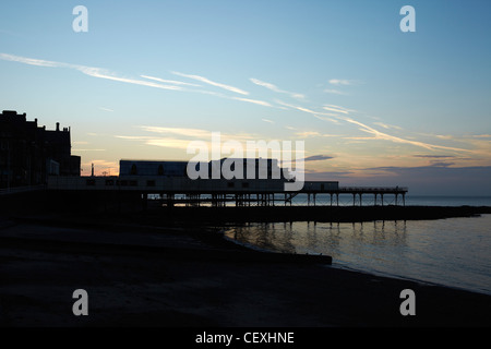 Aberystwyth Pier bei Sonnenuntergang, Aberystwyth, Ceredigion, Wales, UK Stockfoto