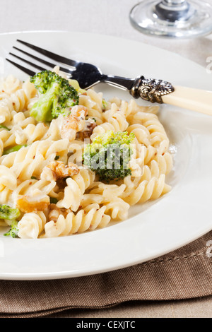 Fusilli Nudeln mit Brokkoli und Walnuss-sauce Stockfoto