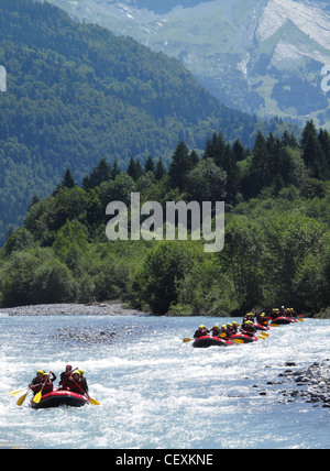 Wildwasser-rafting am Fluss Giffre in Samoens in den französischen Alpen Stockfoto