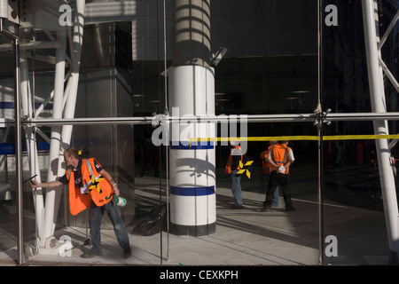 Mitarbeiter-Feuchttücher Glas neu fertig Blackfriars mainline Station in der City of London. Ein größer und zugänglicher Blackfriars u-Bahnstation wieder für den öffentlichen Dienst, mehr als 40.000 Passagiere täglich geöffnet. Stockfoto