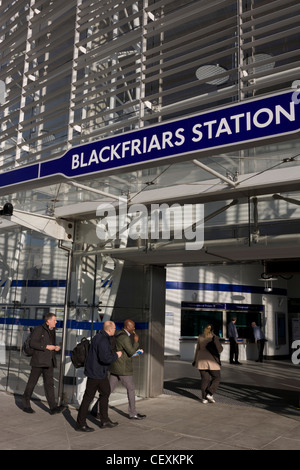 Eingang des neu fertig Blackfriars mainline Station in der City of London. Ein größer und zugänglicher Blackfriars u-Bahnstation wieder für den öffentlichen Dienst, mehr als 40.000 Passagiere täglich geöffnet. Stockfoto