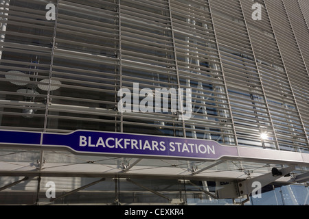 Eingang des neu fertig Blackfriars mainline Station in der City of London. Ein größer und zugänglicher Blackfriars u-Bahnstation wieder für den öffentlichen Dienst, mehr als 40.000 Passagiere täglich geöffnet. Stockfoto