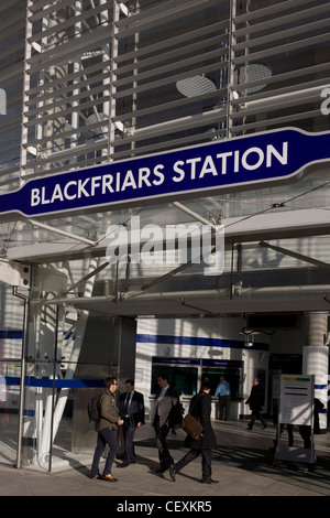 Eingang des neu fertig Blackfriars mainline Station in der City of London. Ein größer und zugänglicher Blackfriars u-Bahnstation wieder für den öffentlichen Dienst, mehr als 40.000 Passagiere täglich geöffnet. Stockfoto