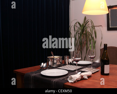 Tablesetting zu Hause für zwei Gläser Wein und Servietten Stockfoto