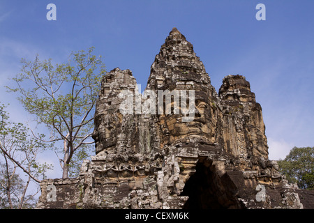 Eines der markantesten Merkmale der Bayon, einen massiven steinernen Gesicht im frühen Morgenlicht innerhalb des Komplexes von Angkor Thom Stockfoto