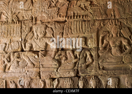 Geschnitzten steinernen Reliefs an den Wänden des Bayon (Tempel) innerhalb der komplexen Angkor Thom Stockfoto