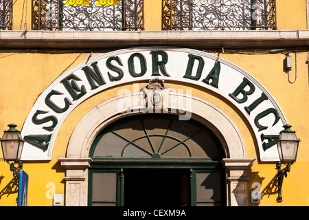 Eingang der Ascensor da Bica, eine historische Standseilbahn in Lissabon, Portugal. Stockfoto