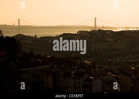 Lissabon, Portugal. Ponte 25 de Abril bei Sonnenuntergang. Stockfoto