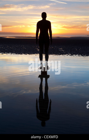 Antony Gormley Statue der Silhouette. Ein weiterer Ort, Crosby. Stockfoto