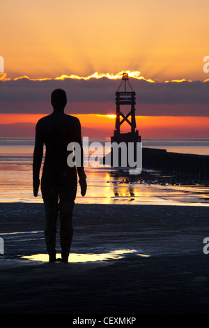 Antony Gormley Statue Silhouette, Sonnenuntergang, ein weiterer Ort Crosby. Stockfoto