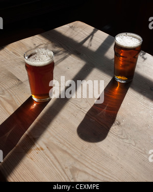 Pints Bier im Pub Tabelle Stockfoto