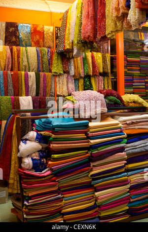 Schrauben aus Seide und bestickt und mit Pailletten Stoff zum Verkauf an die Phsar Chas (Alter Markt) in Siem Reap Stockfoto