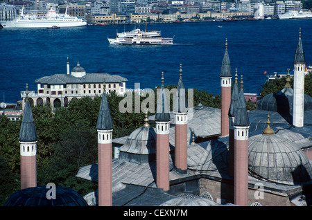 Blick auf das Goldene Horn, Fähren und Dächer oder Kamine des Harem-Gebäudes, Topkapi-Palast und Sepetciler-Palast, Istanbul, Türkei Stockfoto