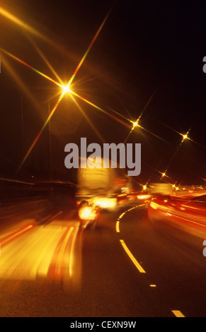 Stau auf der Autobahn m62 in der Nähe von Leeds bei Nacht uk Stockfoto