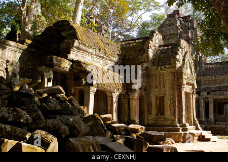 Ruinen des "umschließen" Wand mit eingestürzten Mauerwerk im Ta Prohm Stockfoto