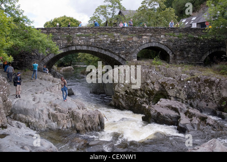 Pont Y paar Brücke über den Fluss Lligwy fließt in voller Flut, Betws y Coed, Snowdonia, Gwynedd, Nordwales, UK Stockfoto