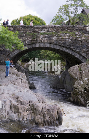 Pont Y paar Brücke über den Fluss Lligwy fließt in voller Flut, Betws y Coed, Snowdonia, Gwynedd, Nordwales, UK Stockfoto