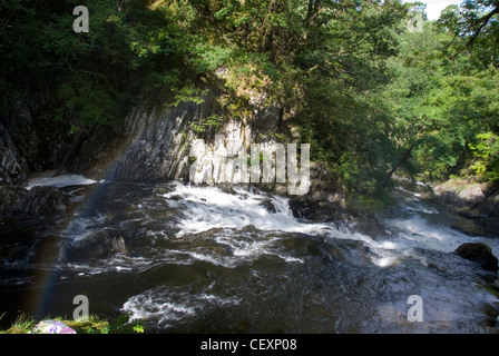 Schlucken Sie fällt Regenbogen und Blick flussabwärts auf Afon Llugwy Fluss, Snowdonia-Nationalpark, Betws y Coed, Gwynedd, Nordwales, UK Stockfoto