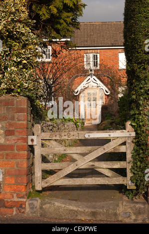 4 3 2 1 Reihe von roten Kautschuk Backstein viktorianischen Reihenhaus Cottages Eastbourne in frühen Morgenstunden mit abgenutzten Eingang-Stein aus dem Verkehr Stockfoto