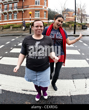 Mädchen tragen Abbey Road Beatles Tshirt London UK Stockfoto