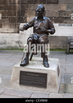 Die Cordwainer Statue von Alma Boyes Watling Street, London neben Kirche St. Maria Aldermary Stockfoto