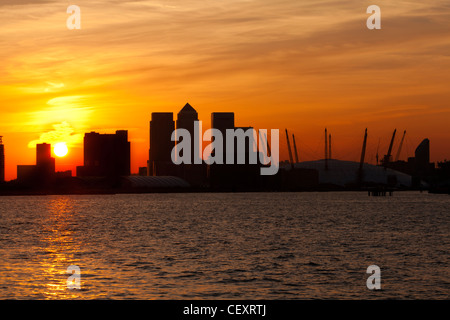 Ein Blick auf th Fluss Themse gegenüber der City of London und die O2 Arena und Canary Wharf bei Sonnenuntergang Stockfoto