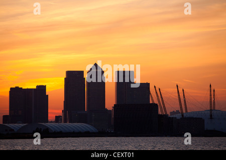 Ein Blick auf th Fluss Themse gegenüber der City of London und die O2 Arena und Canary Wharf bei Sonnenuntergang Stockfoto