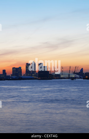 Ein Blick auf th Fluss Themse gegenüber der City of London und die O2 Arena und Canary Wharf bei Sonnenuntergang Stockfoto